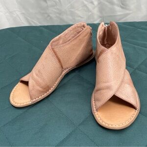 b.o.c. Bria Sandals Nude Cream Light Tan Size 8 Cross Front Zip Up Back Open Toe